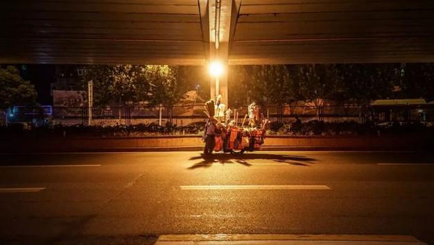 想知道武汉夜生活多精彩？小陈的经历或许能给你答案